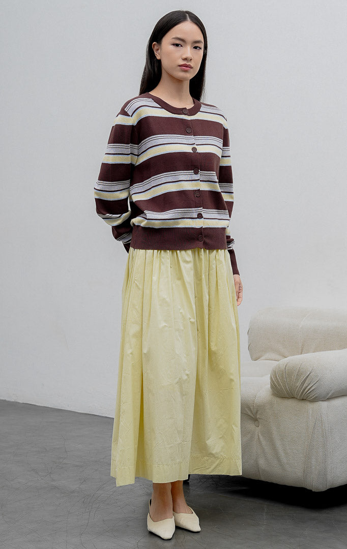 Kardigan rajut wanita lengan panjang warna cokelat tua (dark brown) Kairen Cardigan bermotif garis horizontal kombinasi warna (multi-tone stripes) dengan kancing depan.