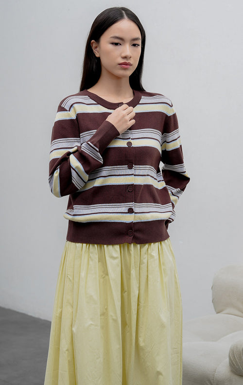 Kardigan rajut wanita lengan panjang warna cokelat tua (dark brown) Kairen Cardigan bermotif garis horizontal kombinasi warna (multi-tone stripes) dengan kancing depan.