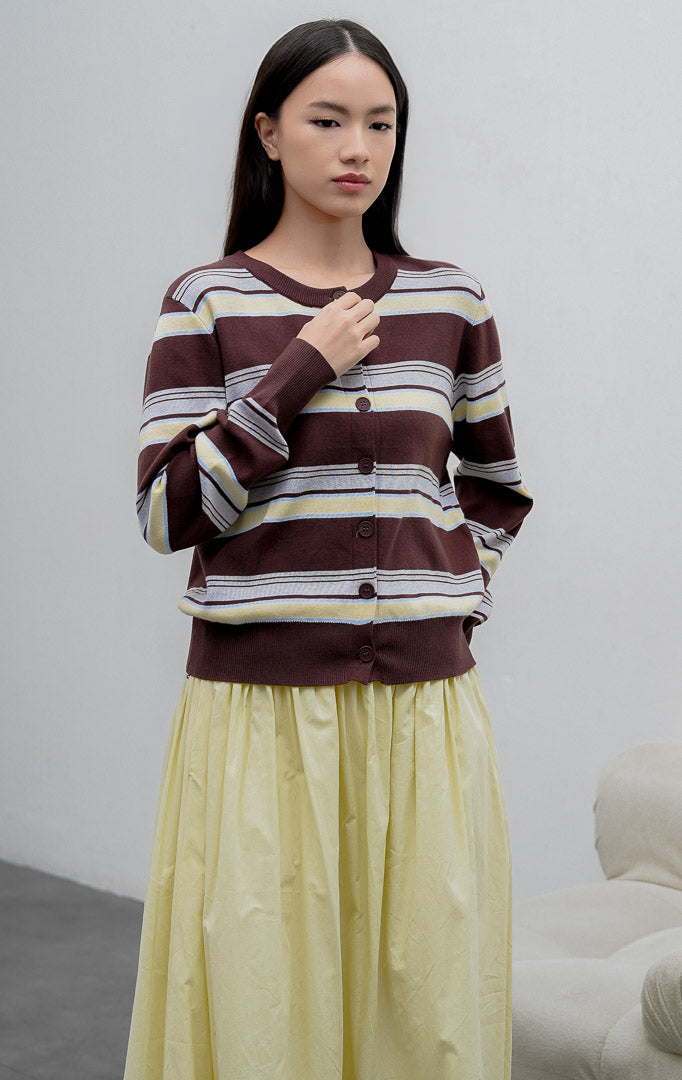 Kardigan rajut wanita lengan panjang warna cokelat tua (dark brown) Kairen Cardigan bermotif garis horizontal kombinasi warna (multi-tone stripes) dengan kancing depan.