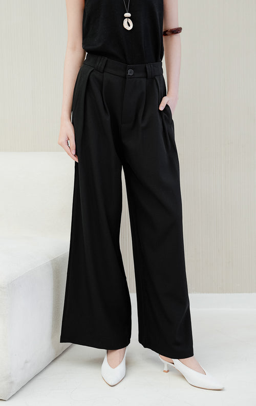 Celana panjang kulot wanita Kalia Pleats Wide Leg Pants warna black (hitam) berpotongan wide-leg dengan aksen lipit depan (pleats) dan saku samping untuk formal & casual look. 