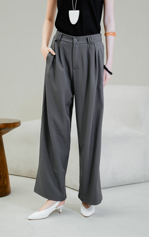 Celana panjang kulot wanita Kalia Pleats Wide Leg Pants warna grey (abu-abu) berpotongan wide-leg dengan detail pleats rapi, kantong samping, serta kancing dan resleting depan. 
