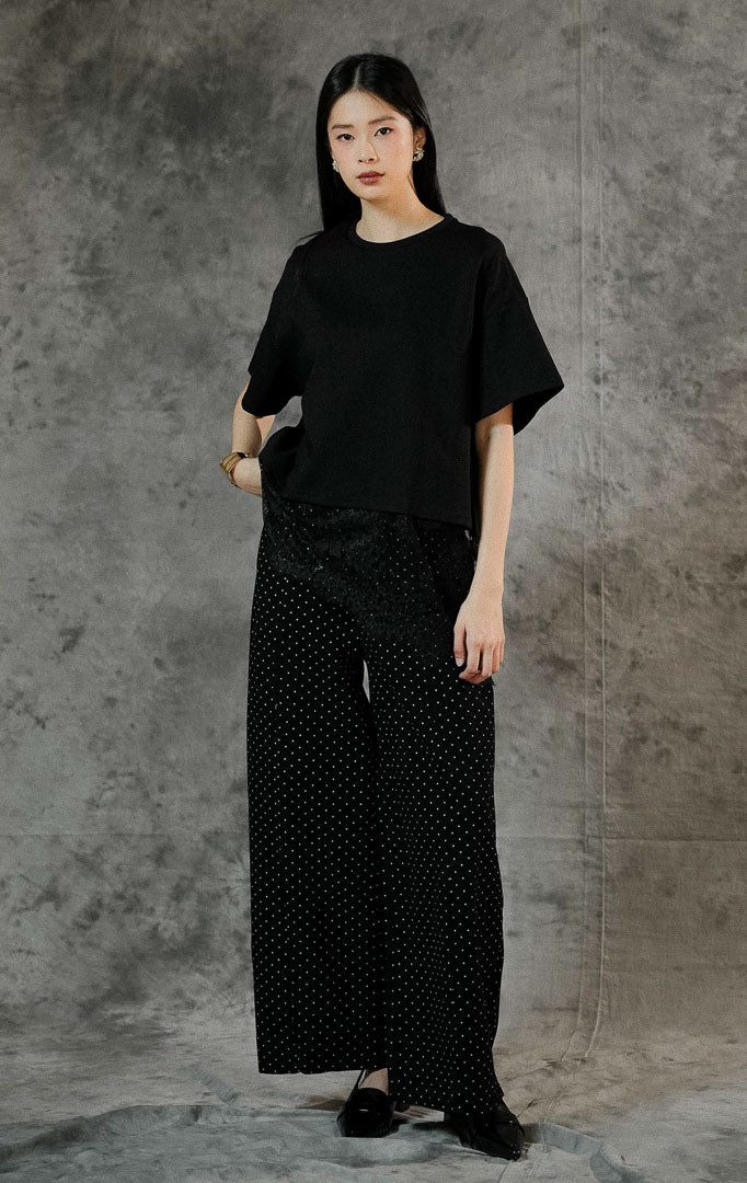 Kemeja oversized lengan panjang wanita Kaori warna hitam berbahan katun dengan detail aksen renda lace manis di sepanjang keliman hem bawah. 