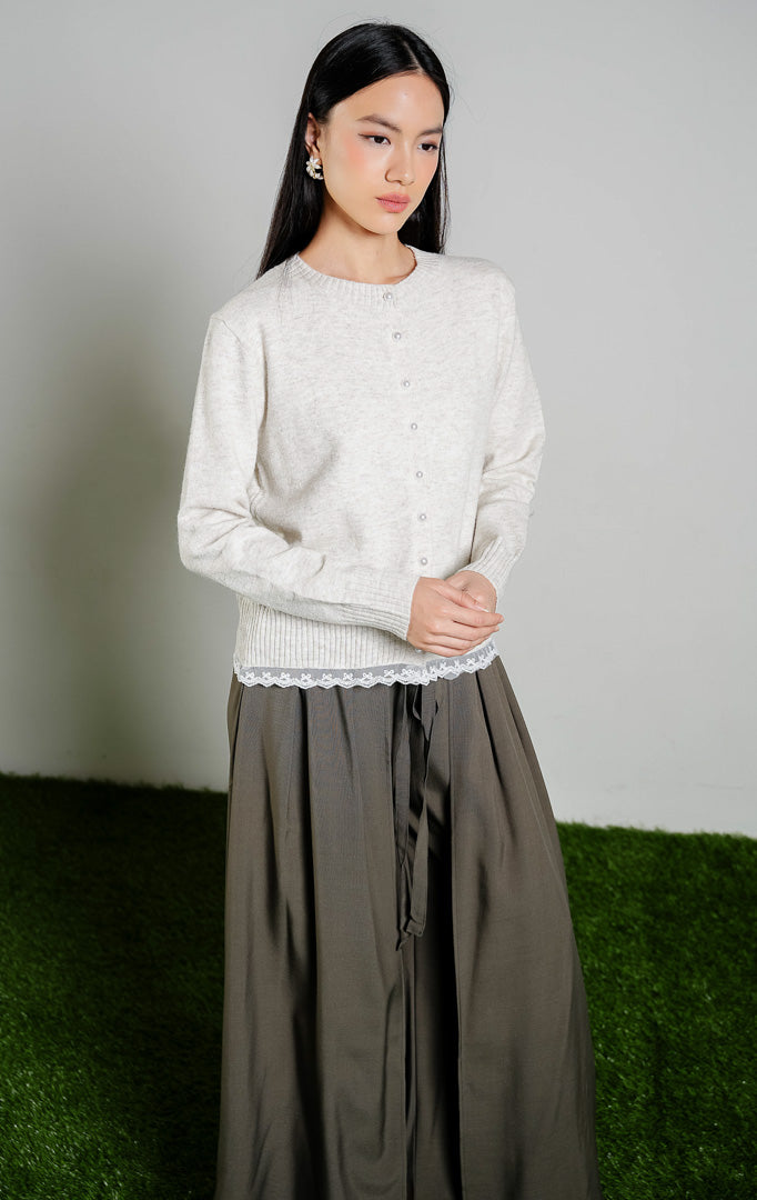 Nixie Lace-Hem Pearl Button Knit Cardigan warna ivory, baju kardigan rajut wanita kancing mutiara dengan detail ujung renda warna putih gading dari This Is April.