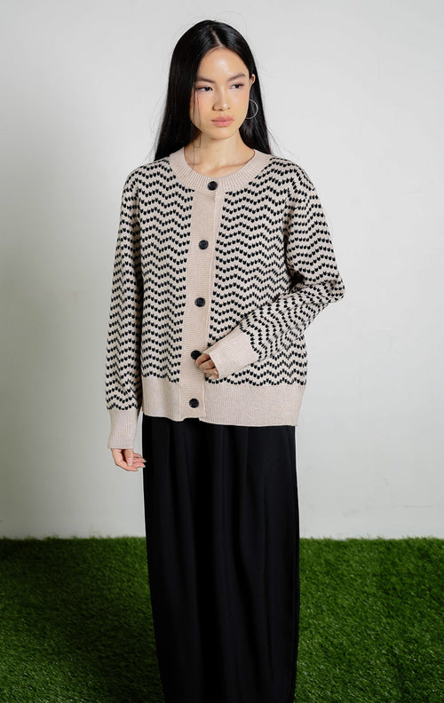 Valkyrie Button-up Knit Cardigan warna khaki, baju kardigan rajut lengan panjang wanita model leher bulat motif geometris khaki hitam dari This Is April.