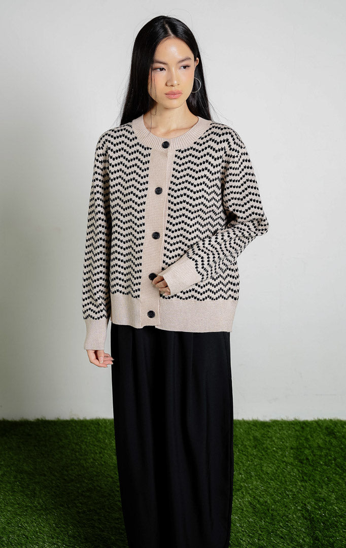 Valkyrie Button-up Knit Cardigan warna khaki, baju kardigan rajut lengan panjang wanita model leher bulat motif geometris khaki hitam dari This Is April.