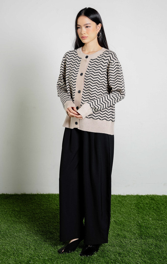 Valkyrie Button-up Knit Cardigan warna khaki, baju kardigan rajut lengan panjang wanita model leher bulat motif geometris khaki hitam dari This Is April.