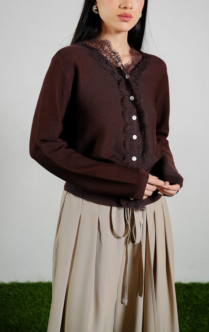 Betsy Guipure Lace Ribbed Texture Knit Cardigan warna dark brown, baju kardigan rajut lengan panjang wanita warna cokelat tua dengan detail kerah renda. 