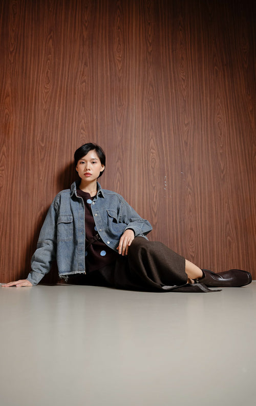 Atasan denim wanita lengan panjang Katanna Top berbahan sturdy denim berstruktur untuk tampilan casual dan hangout look.