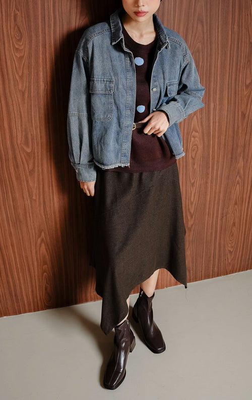 Atasan denim wanita lengan panjang Katanna Top berbahan sturdy denim berstruktur untuk tampilan casual dan hangout look.