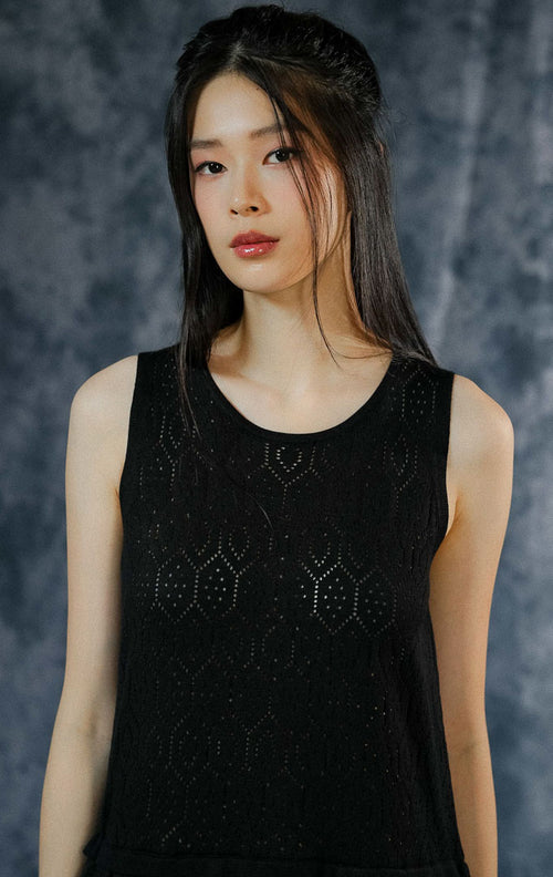 Dress panjang tanpa lengan (maxi dress) wanita Katerinka warna hitam dengan atasan rajut jaring motif geometri dan bagian bawah rok poliester yang flowy.