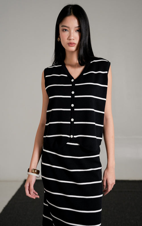 Katie Set Black, setelan rajut motif garis hitam putih terdiri dari rompi tanpa lengan kancing depan dan rok midi rajut senada.
