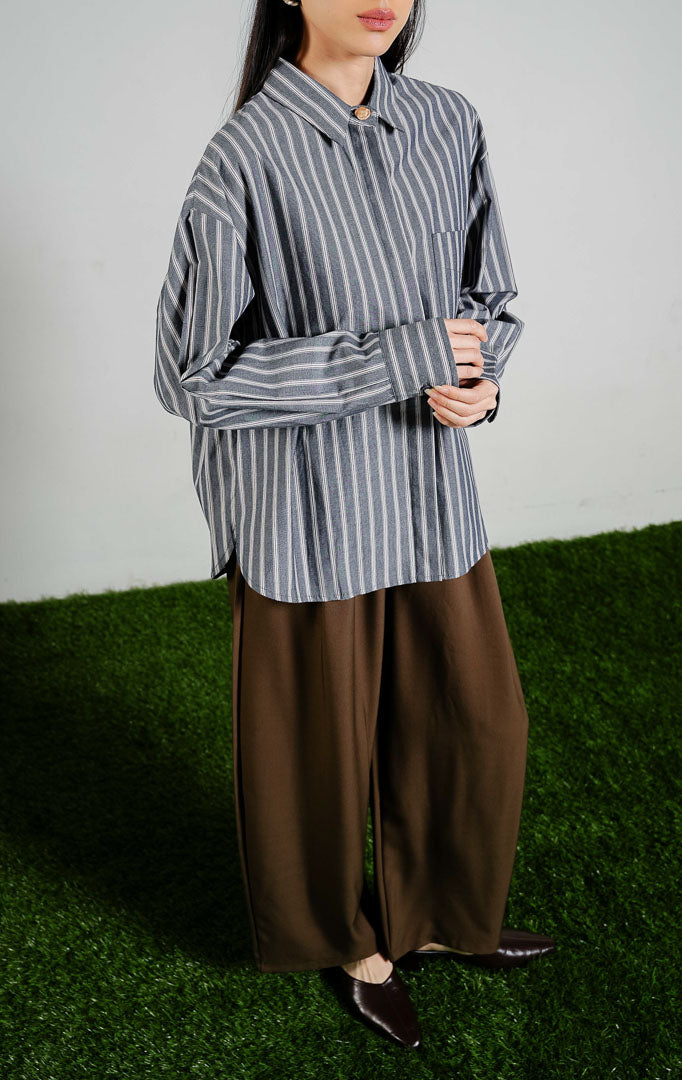 Lettie Top warna dark grey, kemeja lengan panjang wanita motif garis abu-abu gelap putih bahan katun dengan saku dari This Is April. 