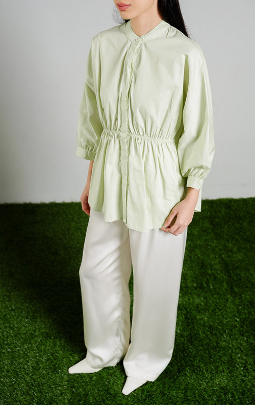 Ginera Top warna sage, atasan kemeja lengan panjang katun wanita model kerah shanghai dengan serutan karet di pinggang warna hijau sage dari This Is April 