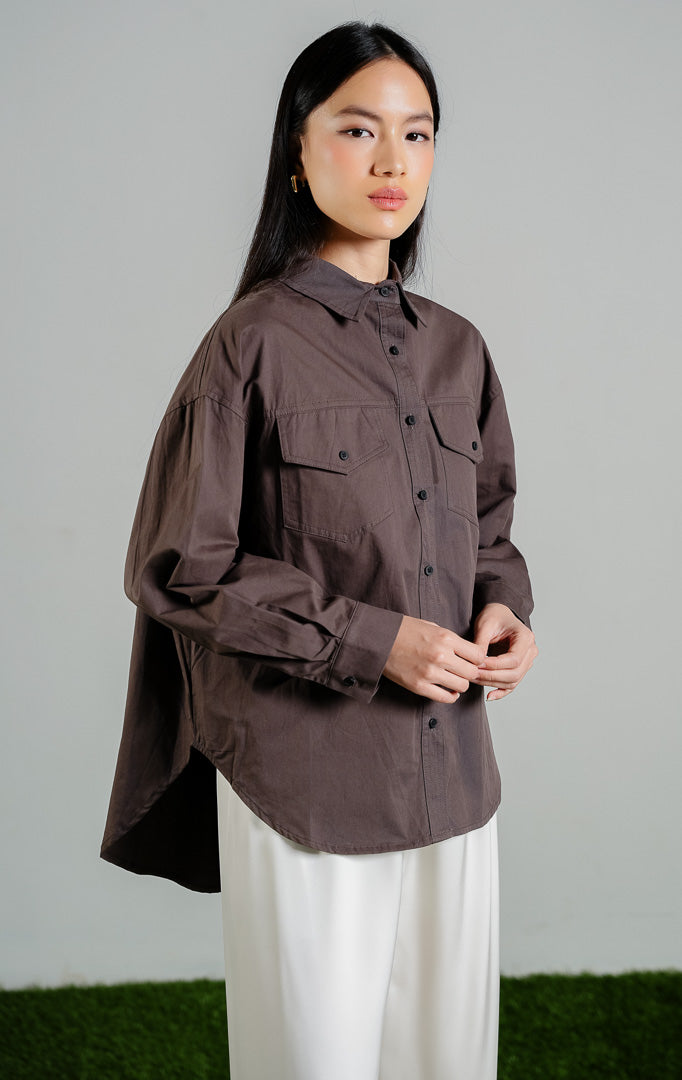 Donnelly Button-Up Shirt Top warna dark grey, kemeja lengan panjang wanita model utilitas bahan katun dengan dua saku depan warna abu-abu tua dari This Is April. 
