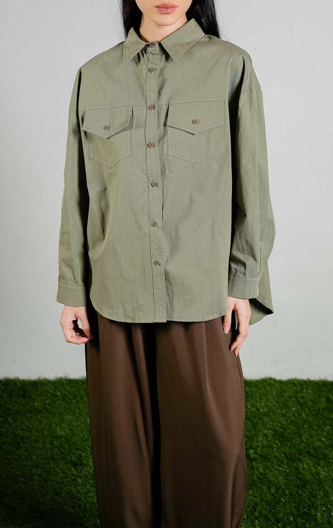 Donnelly Button-Up Shirt Top warna olive, kemeja lengan panjang wanita model utilitas bahan katun dengan dua saku depan warna hijau zaitun dari This Is April. 