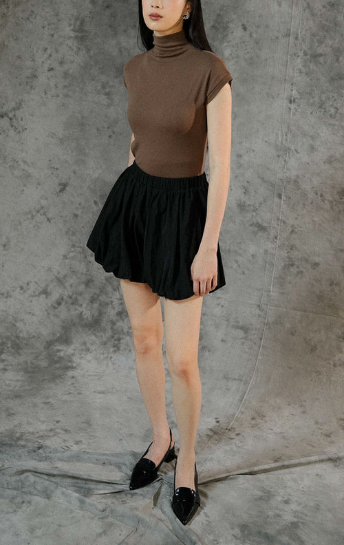 Celana pendek wanita Kensley warna hitam dengan potongan model balon yang mengembang, berbahan poliester, dilengkapi karet pinggang dan furing dalam. 