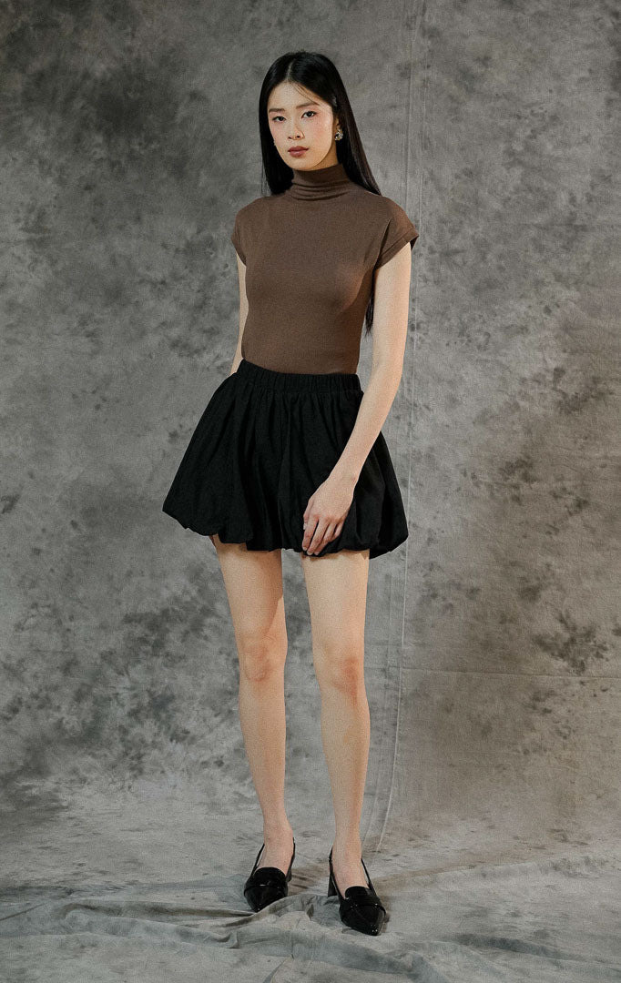 Celana pendek wanita Kensley warna hitam dengan potongan model balon yang mengembang, berbahan poliester, dilengkapi karet pinggang dan furing dalam. 