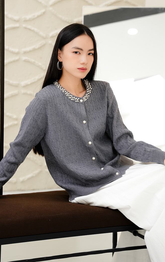 Cardigan rajut wanita Killian Top warna grey (abu-abu) bahan soft stretch knit dengan detail mutiara (pearl embellishment) dan kancing depan style feminine & clean. 