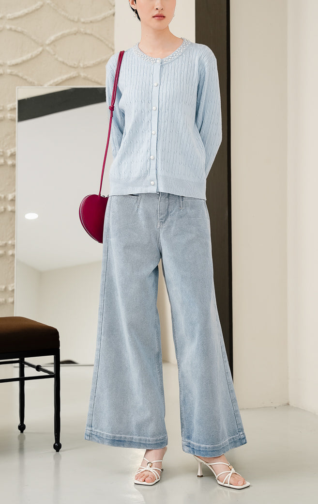 Cardigan rajut wanita Killian Top warna light blue (biru muda) bahan soft stretch knit dengan detail mutiara (pearl embellishment) dan kancing depan style feminine & clean. 