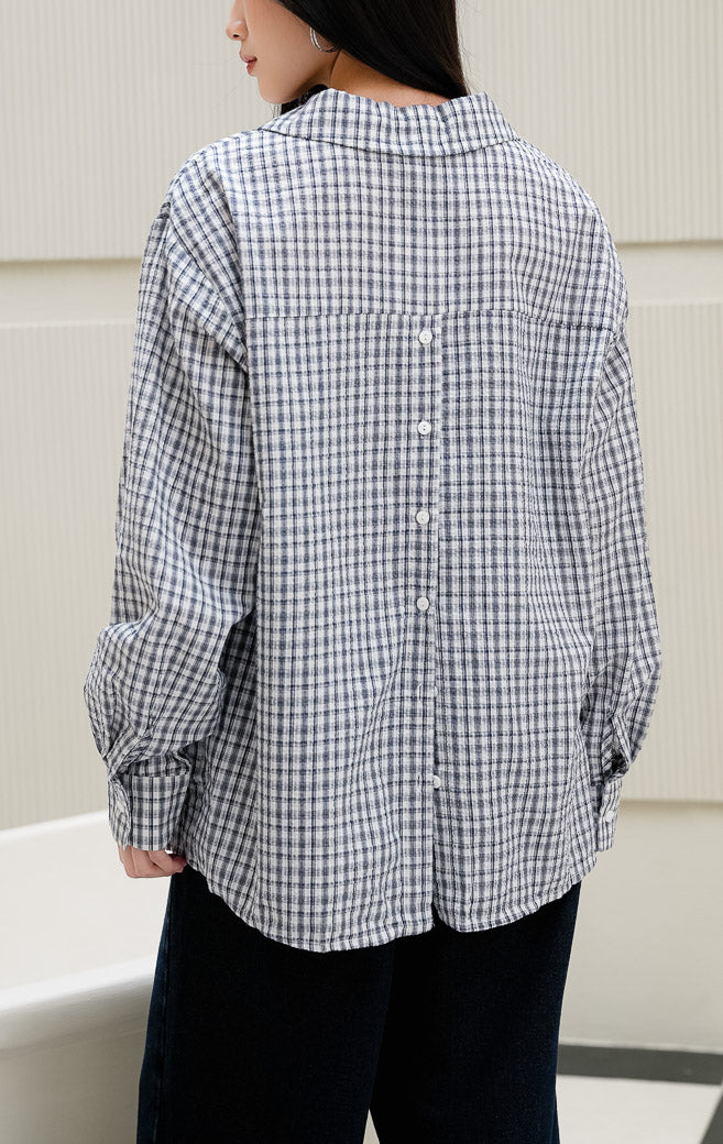 Kemeja kotak-kotak (plaid) wanita Kingston Top warna navy berbahan textured cotton crinkle dengan kerah (structured collar) dan potongan santai (relaxed fit)