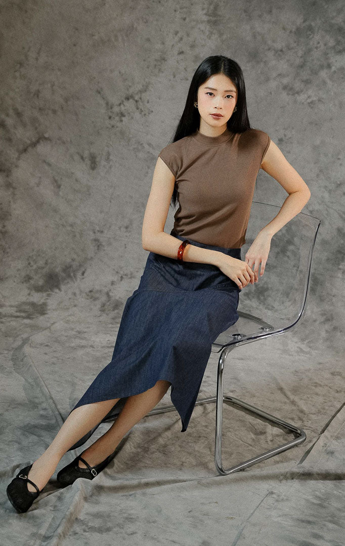 Rok midi wanita Konstanze berbahan denim dengan potongan bawah asimetris yang unik, dilengkapi full karet pinggang yang melar dan elastis.