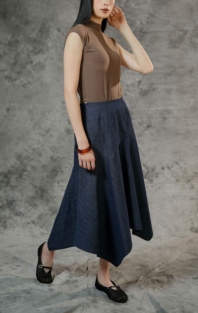 Rok midi wanita Konstanze berbahan denim dengan potongan bawah asimetris yang unik, dilengkapi full karet pinggang yang melar dan elastis.
