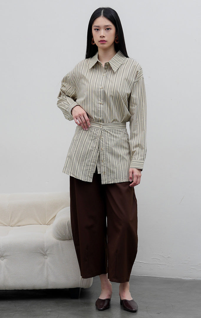 Kemeja wanita lengan panjang warna khaki bermotif garis-garis (striped) Kyria Top berbahan katun dengan detail aksen overlay berkerah dan tali pinggang (detachable belt).