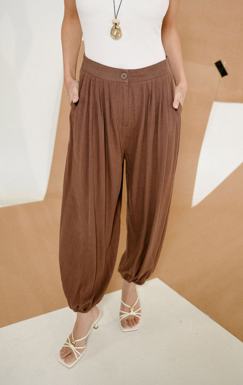 Close-up detail bagian pinggang Lachlan Relaxed Linen Blend Pants Dark Brown, produk celana panjang linen wanita warna cokelat dengan kancing depan dan detail lipit. 