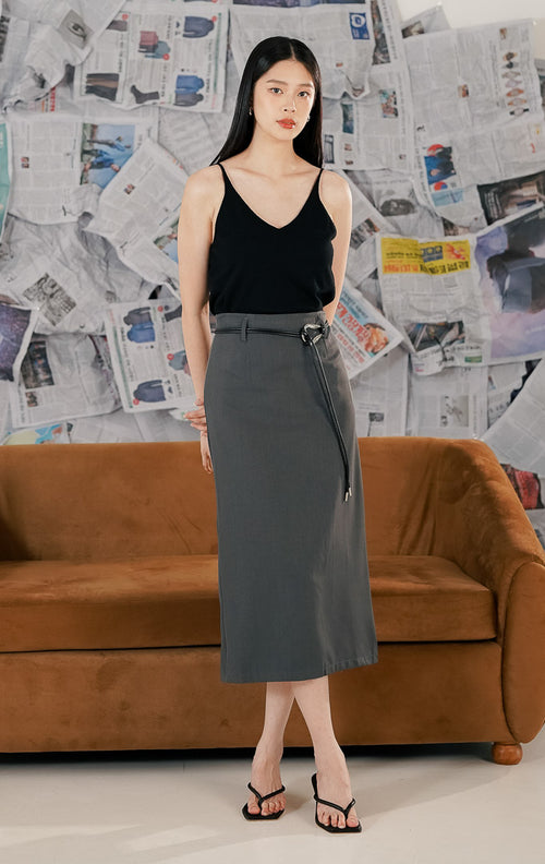 Detail stretch atau karet pinggang belakang pada Laira Skirt Grey untuk kenyamanan bergerak.