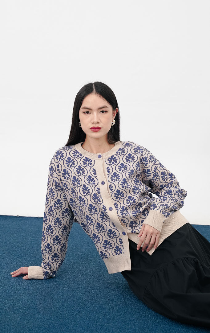 Model mengenakan Lalaine Cardigan warna blue beige, kardigan rajut lengan panjang dengan motif ornamen floral biru tua, kancing depan senada, dan kerah bulat.