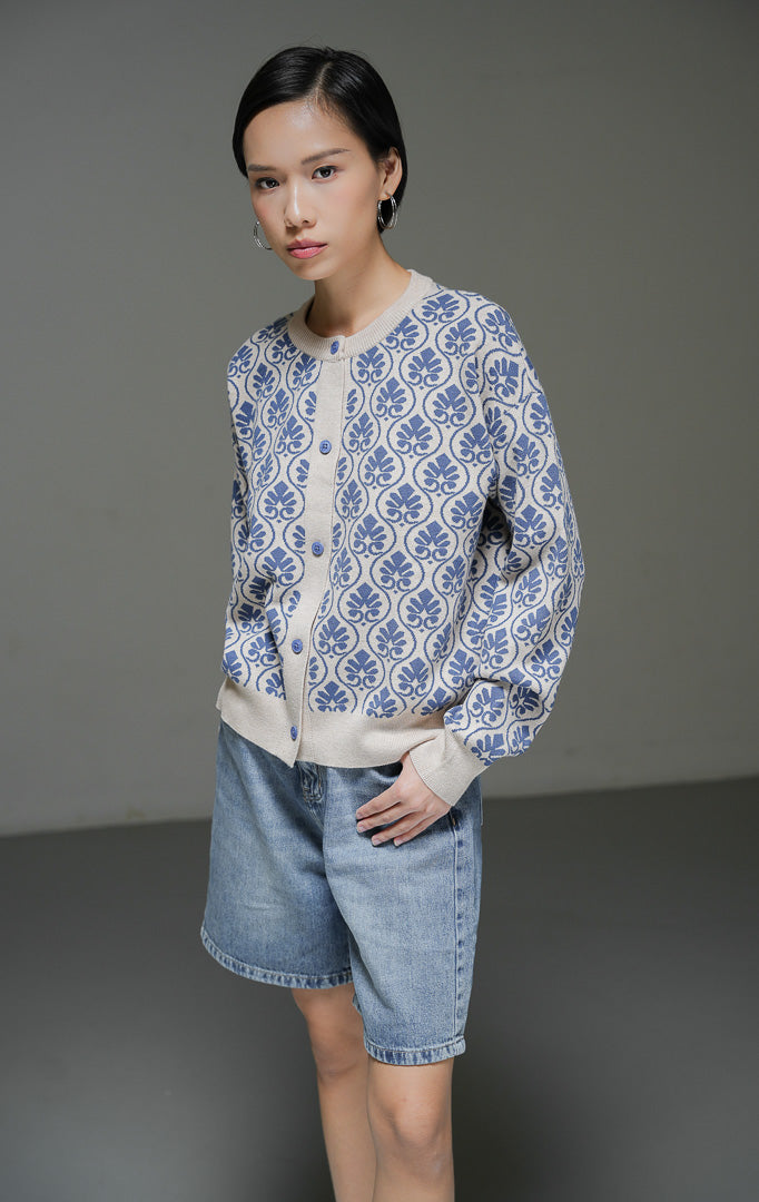 Cardigan rajut wanita Lalaine Cardigan warna kombinasi cream dan biru dengan motif floral retro, kancing depan aktif, kerah bulat, dan lis rib. 