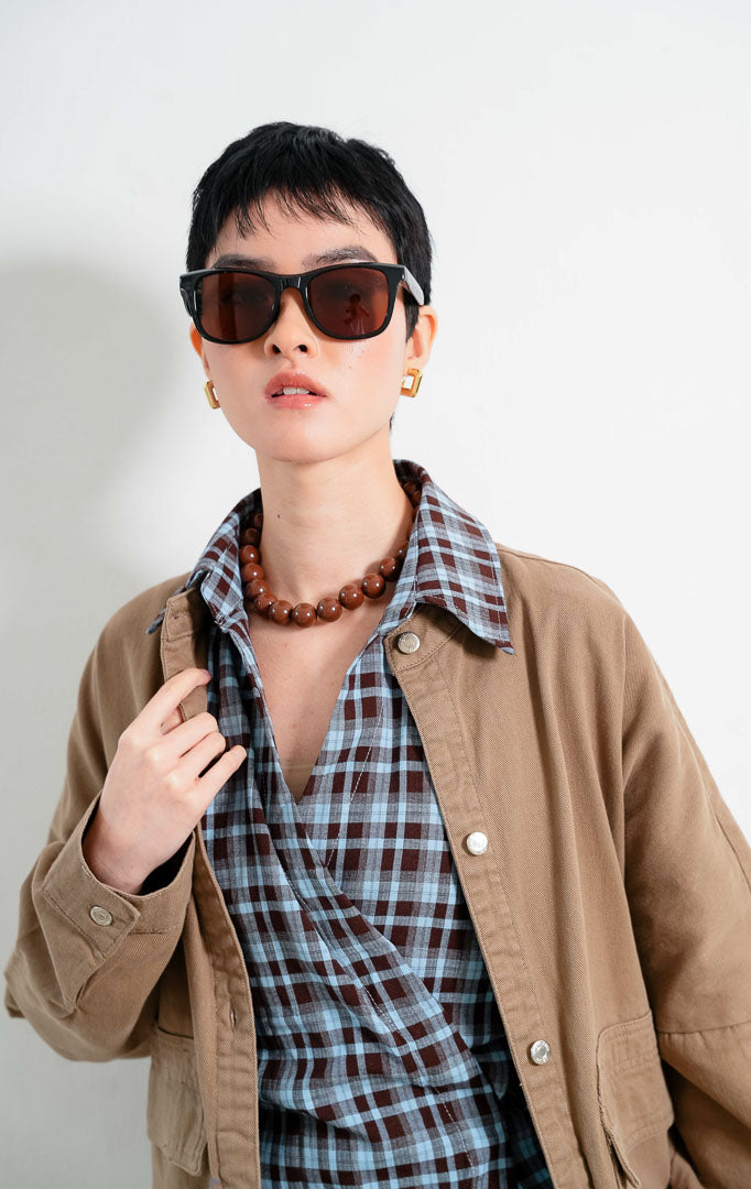 Jaket denim wanita lengan panjang warna cokelat washed (washed brown denim) Landon Jacket dengan kerah berdiri (stand collar), saku kantong besar (oversized flap pockets), dan kelim pinggang karet (elasticated hem). 

