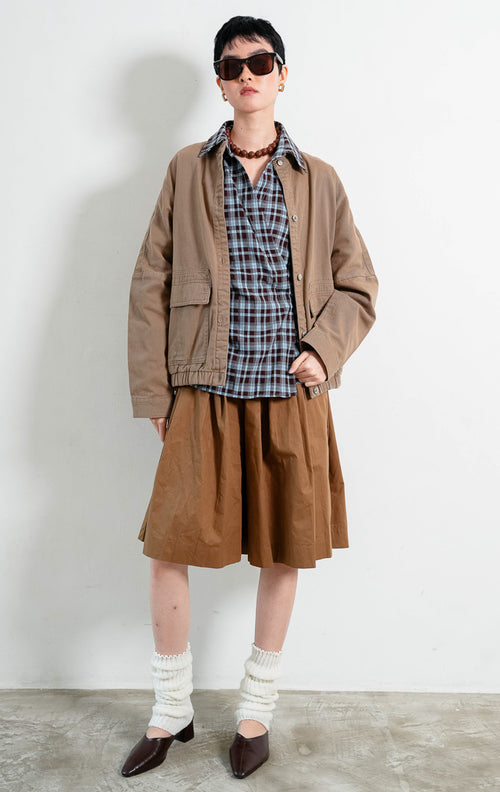 Jaket denim wanita lengan panjang warna cokelat washed (washed brown denim) Landon Jacket dengan kerah berdiri (stand collar), saku kantong besar (oversized flap pockets), dan kelim pinggang karet (elasticated hem). 

