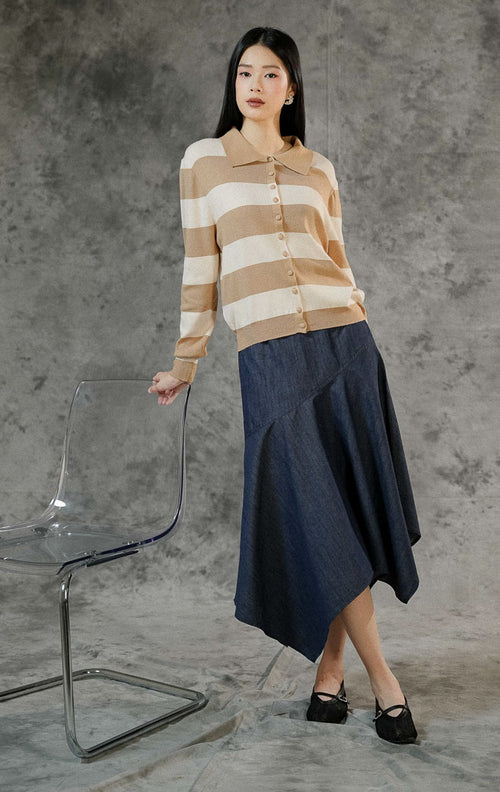 Atasan cardigan rajut lengan panjang wanita Laurencia warna khaki dengan motif garis-garis (stripe), kerah rapi, dan kancing depan penuh.