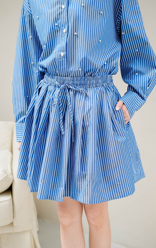 Rok wanita Lilliana Skirt warna dark blue (biru tua) motif garis-garis (stripe) dengan siluet balloon bermakna volume modern dan pinggang karet. 