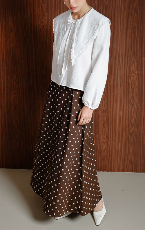 Atasan wanita warna putih Linara Top berbahan katun berstruktur dengan detail kerah scalloped Peter Pan untuk tampilan chic, classic, dan office look.
