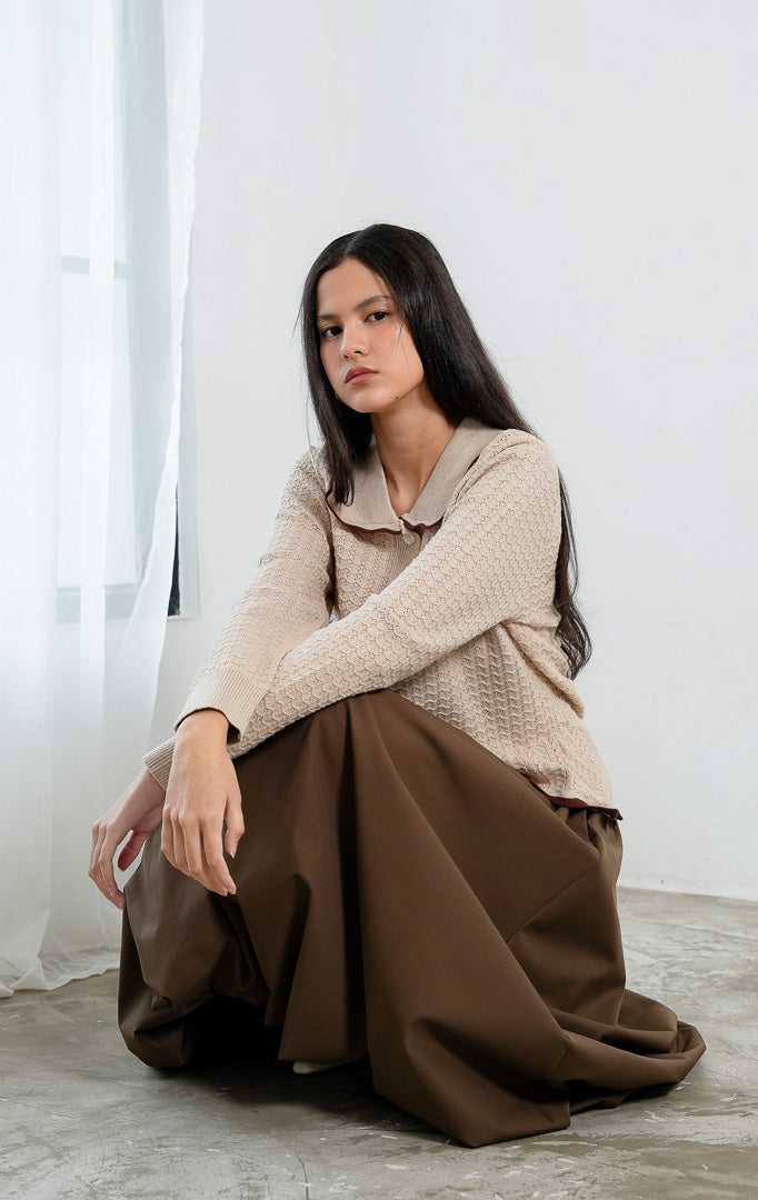 Kardigan rajut wanita lengan panjang warna cokelat krem (brown beige) Lindsay Cardigan bertekstur scalloped knit dengan kerah gelombang lis kontras (scalloped collar with contrasting trim) dan bukaan kancing depan. 