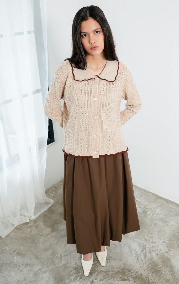 Kardigan rajut wanita lengan panjang warna cokelat krem (brown beige) Lindsay Cardigan bertekstur scalloped knit dengan kerah gelombang lis kontras (scalloped collar with contrasting trim) dan bukaan kancing depan. 


