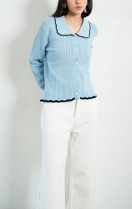 Kardigan rajut wanita lengan panjang warna biru muda (light blue) Lindsay Cardigan bertekstur scalloped knit dengan kerah gelombang lis kontras (scalloped collar with contrasting trim) dan bukaan kancing depan. 

