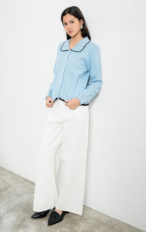 Kardigan rajut wanita lengan panjang warna biru muda (light blue) Lindsay Cardigan bertekstur scalloped knit dengan kerah gelombang lis kontras (scalloped collar with contrasting trim) dan bukaan kancing depan. 

