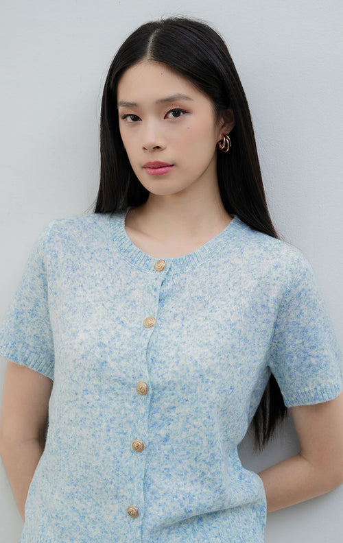 Atasan rajut wanita lengan pendek warna biru muda (light blue) Lonnie Top berbahan fine ribbed knit dengan kerah bulat (crew-neck) dan detail kancing depan.