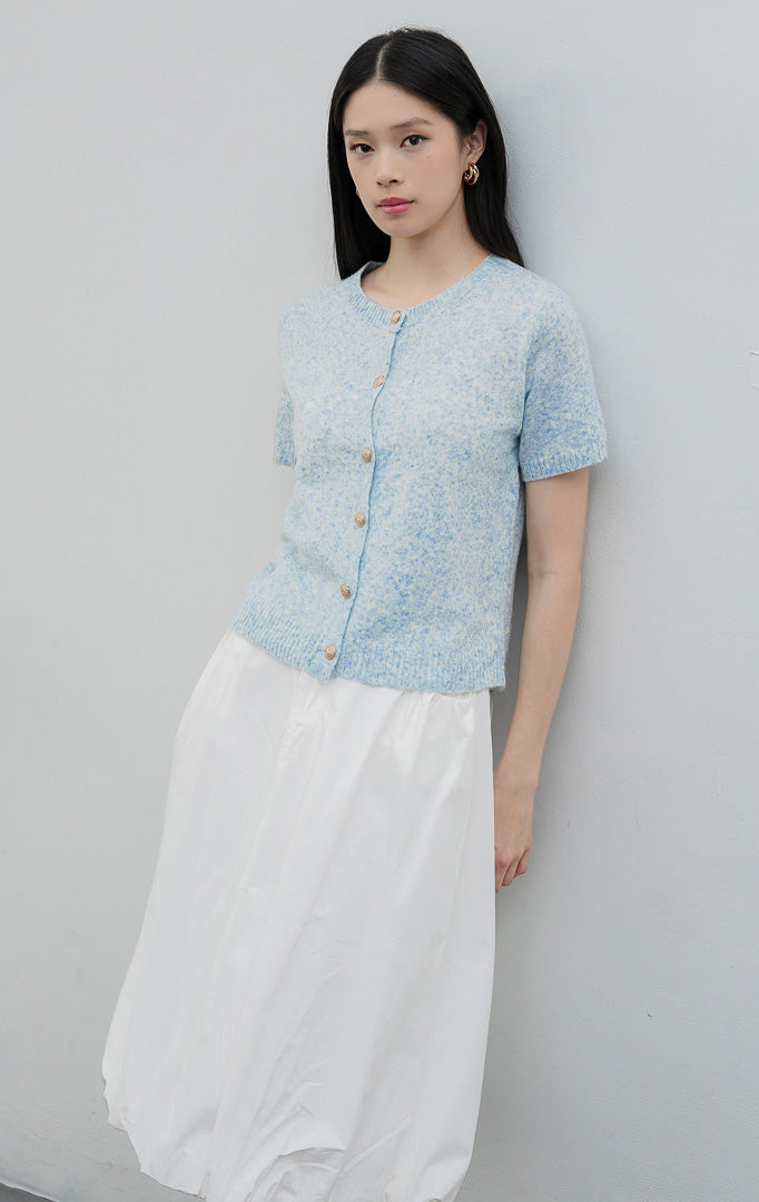 Atasan rajut wanita lengan pendek warna biru muda (light blue) Lonnie Top berbahan fine ribbed knit dengan kerah bulat (crew-neck) dan detail kancing depan.