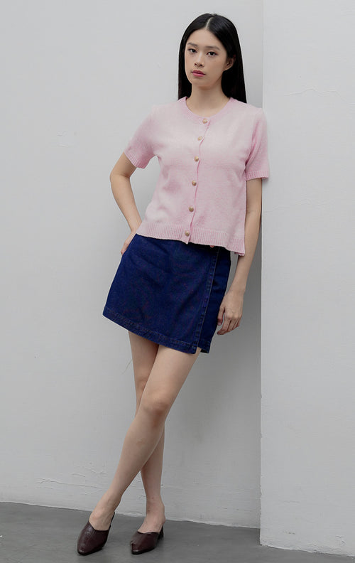 Atasan rajut wanita lengan pendek warna merah muda (light pink) Lonnie Top berbahan fine ribbed knit dengan kerah bulat (crew-neck) dan detail kancing depan.