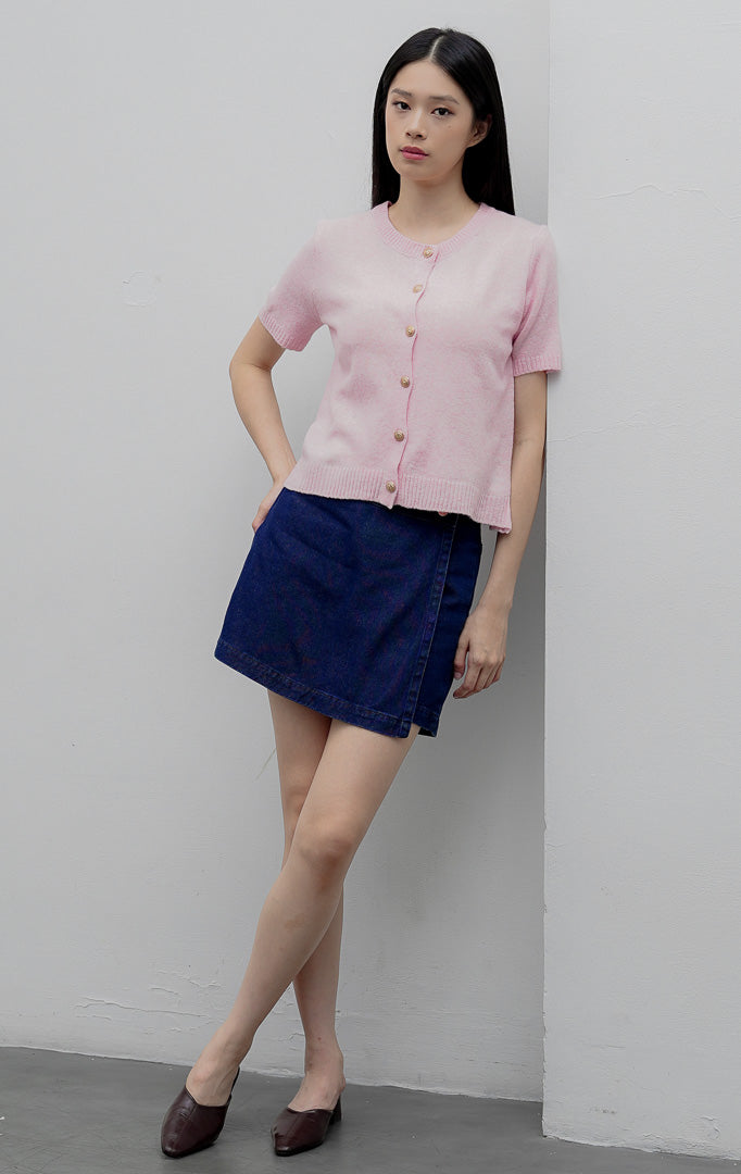 Atasan rajut wanita lengan pendek warna merah muda (light pink) Lonnie Top berbahan fine ribbed knit dengan kerah bulat (crew-neck) dan detail kancing depan.