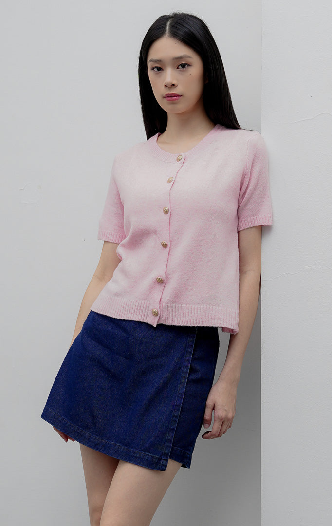 Atasan rajut wanita lengan pendek warna merah muda (light pink) Lonnie Top berbahan fine ribbed knit dengan kerah bulat (crew-neck) dan detail kancing depan.