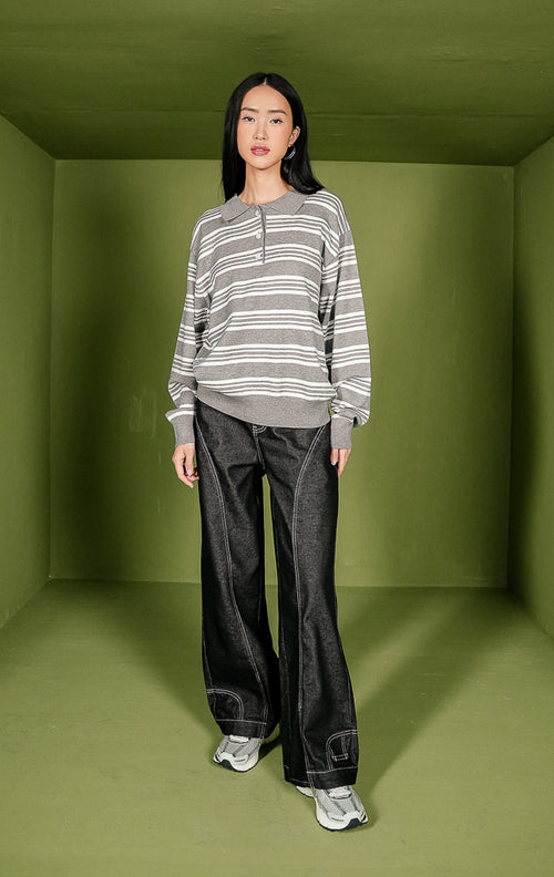 Sweater rajut wanita Lorenda Sweater lengan panjang dengan kerah polo berwarna abu-abu solid, detail tiga kancing depan, dan motif garis horizontal perpaduan warna abu-abu dan putih.