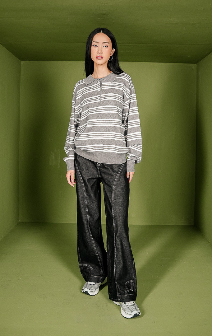Sweater rajut wanita Lorenda Sweater lengan panjang dengan kerah polo berwarna abu-abu solid, detail tiga kancing depan, dan motif garis horizontal perpaduan warna abu-abu dan putih.
