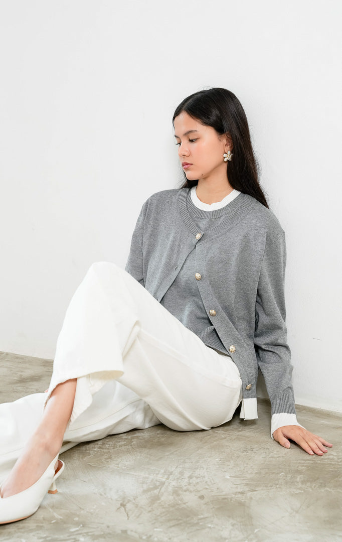 Setelan kardigan rajut wanita (knit cardigan set) lengan panjang warna abu-abu (grey) Lowisa Cardigan dengan inner rajut putih (matching white inner), kerah bulat, dan bukaan kancing emas (gold buttons).
