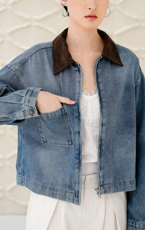 Jaket denim wanita warna biru Lucas Jacket dengan detail kerah korduroi (corduroy collar) warna cokelat, saku fungsional, dan gaya modern utility. 