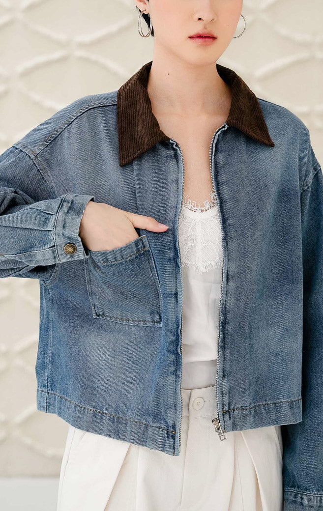 Jaket denim wanita warna biru Lucas Jacket dengan detail kerah korduroi (corduroy collar) warna cokelat, saku fungsional, dan gaya modern utility. 